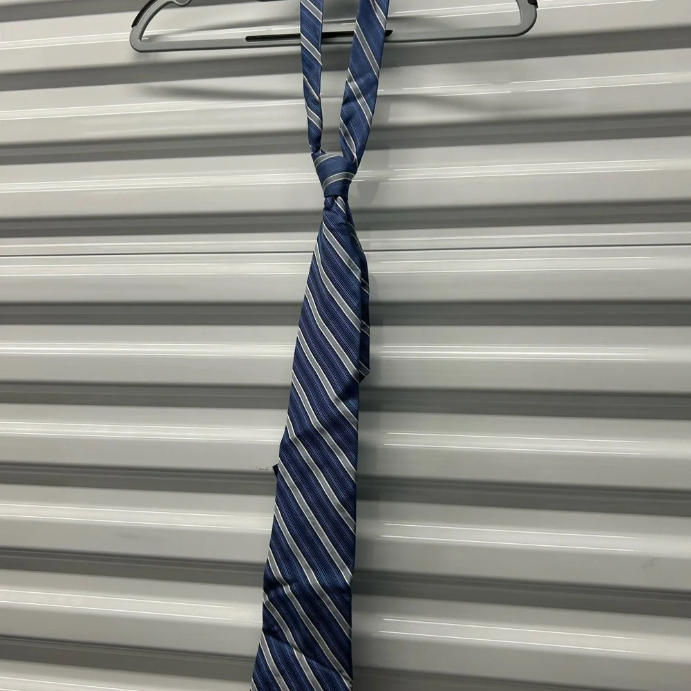 Claiborne Men's Tie – Navy & Light Blue Stripes (Pre-Owned)